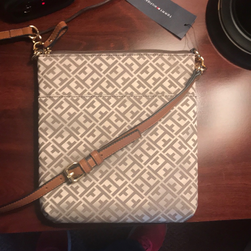 ❌SOLD❌Tommy Hilfiger Crossbody - Picture 5 of 8